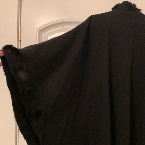 Vintage Me-Jay Wool Blend Cape with Rabbit Fur Detail - Picture 4 of 6